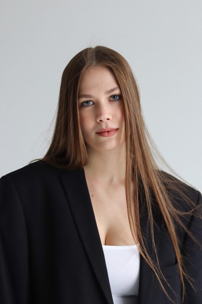 Полина Лесникова